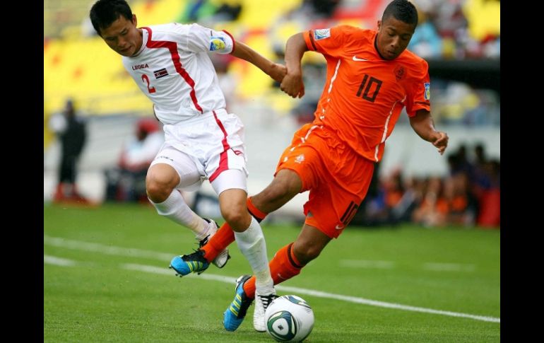 Jugadores de Japón y Holanda durante partido de Mundial México Sub-17 en Morelia. MEXSPORT  /
