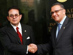 El senador mexicano Francisco Arroyo (i) recibe al presidente de El Salvador Mauricio Funes (d). EFE  /
