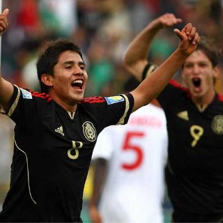 México gana y califica a la segunda fase