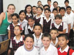 Los alumnos de 4°A se apoyaron en la atleta para encontrar en el periódico las noticias de esta disciplina.  /