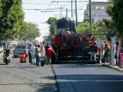 Trabajadores municipales realizan obras de repavimentación en distintos puntos de la ciudad. ARCHIVO  /