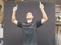 ''Chicharito'', mientras le tomaban las medidas en el taller del Museo de Cera. ESPECIAL  /