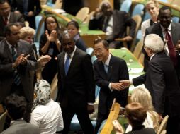 El secretario general de Naciones Unidas saluda a miembros de la Asamblea, minutos antes de ser reelecto por cinco años. AFP  /