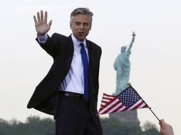 El republicano Jon Huntsman, saluda a sus simpatizantes antes de anunciar sus intenciones presidenciales. REUTERS  /
