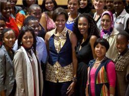 La primera dama de EU, posa con algunos de los miembros del Foro de Liderazgo de Mujeres en visita al Museo del Apartheid.EFE  /