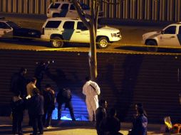 Mientras oficiales mexicanos investigan, los agentes de la Patrulla Fronteriza de EU se limitan a observar del otro lado. NOTIMEX  /