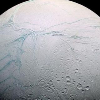 Los géiseres de Encélado provienen de reservas de agua salada en el satélite
