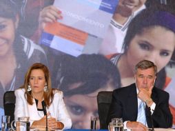 La primera dama de México, Margarita Zavala (i), y el zar antidrogas de la Casa Blanca, Gil Kerlikowske (d). EFE  /