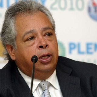 Entregan Premio Mont Blanc a Aurelio López Rocha