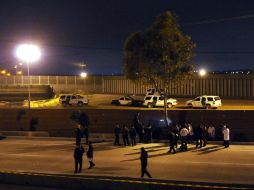 Peritos forenses inspeccionan el sitio donde el mexicano fue asesinado, junto a la barda fronteriza de Tijuana. EFE  /