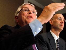 Davisd Stern, comisionado de la NBA (izq) considera que se debe evitar el paro de labores. AP  /