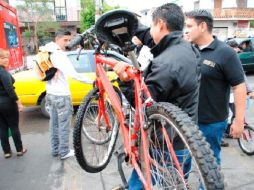 La bicicleta en la que viajaba la víctima quedó destruida. O. RUVALCABA  /