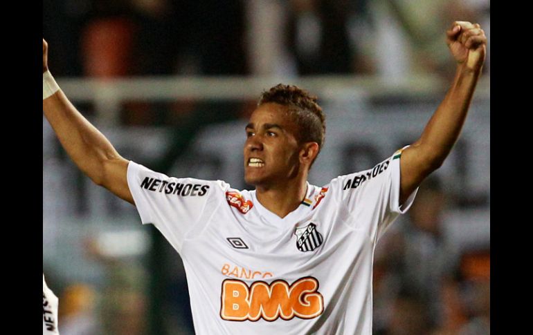 El jugador de Santos de Brasil celebra que su equipo es campeón de la Copa Libertadores. AP  /