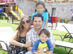 Arturo Fregoso y Marcela Flores con sus hijos, Pablo y Ximena.  /