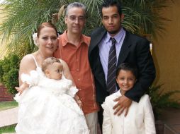 Zulet Amador y Pablo Barrientos con sus hijos, Zulet y Aldo Miguel, junto al padrino del niño, Jesús Oswaldo Bañuelos.  /