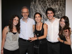 Lorenza Aranguren con su esposo Juan Enrique Lázaro y sus hijos: Enrique, Titi y Maite.  /