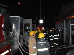 Bomberos de Guadalajara controlaron el fuego de la bodega y la casa de la Colonia Parque de las Estrellas. O. RUVALCABA  /