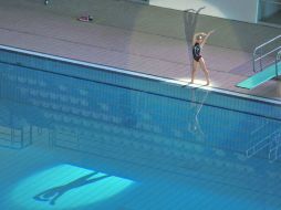 Itzel Aceves, integrante del equipo de nado sincronizado, ejecuta una rutina de exhibición durante la inauguración. REUTERS  /