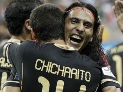 Aldo de Nigris celebra el gol con Javier Hernández. AP  /