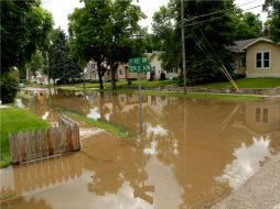Las aguas del río Souris, han sido crecidas por fuertes lluvias y nieve derretida, lo que ha provocado fuertes inundaciones. AP  /