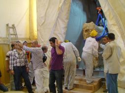 Un equipo de arqueólogos extrae el primer bloque de piedra que cubre la segunda barca solar de Keops. EFE  /