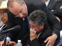 El Presidente Calderón consuela a María Elena Herrera, madre de cuatro hombres que están desaparecidos. EFE  /