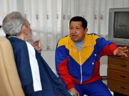 Hugo Chávez recibió la visita de los hermanos Fidel y Raúl Castro en el hospital, donde fue intervenido. REUTERS  /