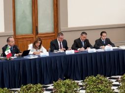 Integrantes del gabinete de Felipe Calderón y el Presidente, durante el diálogo con activistas sobre la seguridad del país. AFP  /