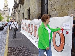 Ciudadanos clausuraron simbólicamente el Congreso estatal en reproche por el retraso en la destitución de Alonso Godoy. E PACHECO  /