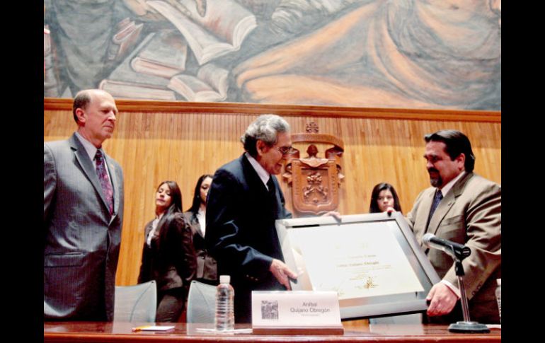 Ante estudiantes y académicos, Aníbal Quijano recibió el título Doctor Honoris Causa de manos del rector de la UdeG. E. BARRERA  /
