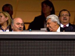 Blatter (izq.) habló previo a la final de la Copa Oro sobr el caso de la Selcción mexicana. MEXSPORT  /