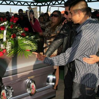 Publican recompensas por datos de asesinos de activista y su hija