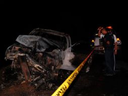 La camioneta de las víctimas quedó destruida por la volcadura, además que fue consumida por el fuego. O. RUVALCABA  /