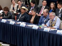 Javier Sicilia (der.) y otros integrantes del Movimiento por la Paz criticaron el sistema judicial en la reunión con el Presidente. AFP  /