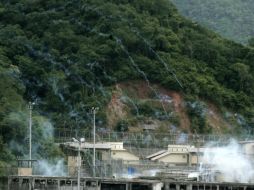 Gases lacrimógenos de la Guardia Nacional caen en la cárcel El Rodeo II, cerca a Caracas. EFE  /