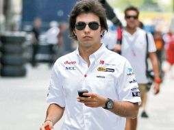 Sergio Pérez realizó ayer un reconocimiento donde se correrá este domingo el Gran Premio Europeo. EFE  /