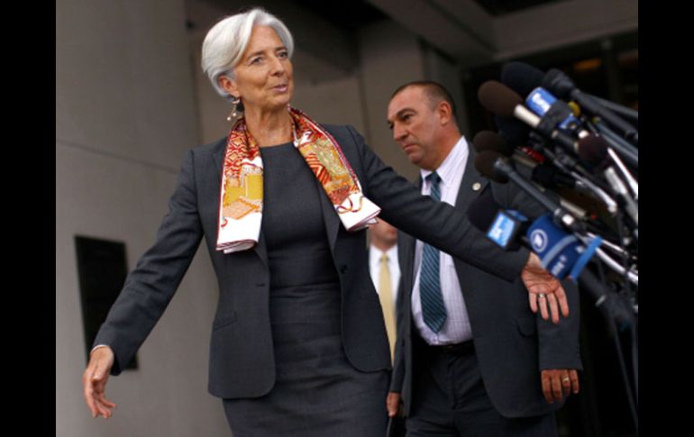 La ministra de Finanzas de Francia Christine Lagarde sale de la sede del Fondo Monetario Internacional. AFP  /