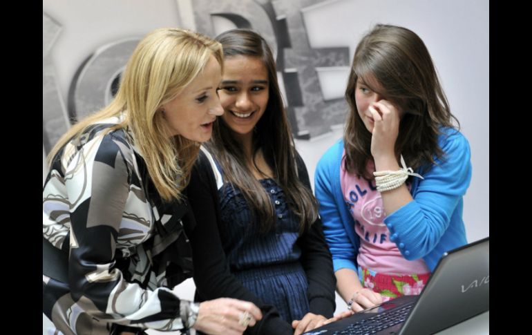 J.K. Rowling, a la izquierda, en la presentación de Pottermore. EFE  /