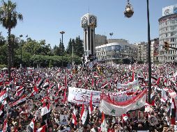 Miles de manisfestantes a favor del gobierno se reúnen en la ciudad de Homs, Siria. EFE  /