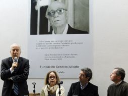 Bernardo Kliksberg y Elvira González Fraga participaron en un homenaje dedicado al escritor. EFE  /