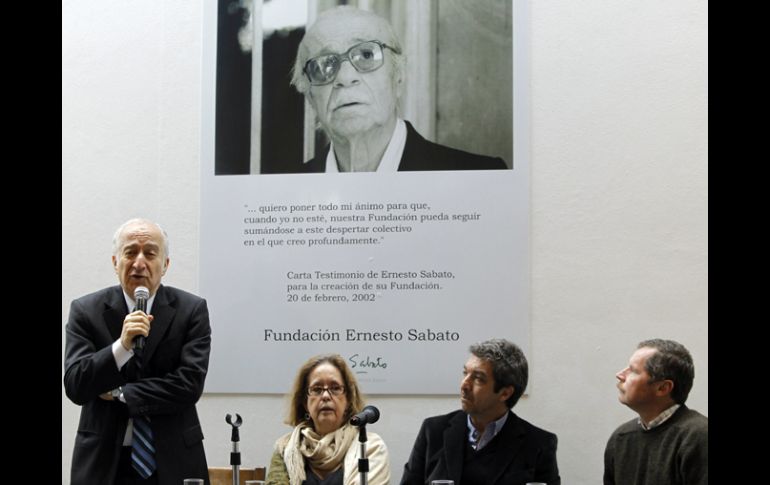 Bernardo Kliksberg y Elvira González Fraga participaron en un homenaje dedicado al escritor. EFE  /
