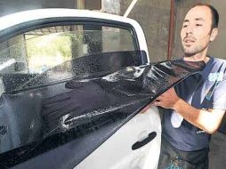 Autoridades instalarán un módulo para que automovilistas acudan a retirar el oscurecido de los cristales. ARCHIVO  /