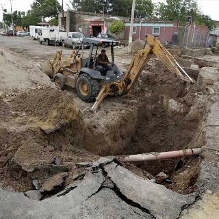 Lluvias abren socavón en Camino Real a Colima; hay cierre vial