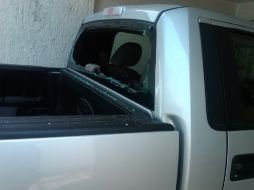 Imagen de una de las camionetas dañadas por las esquirlas de la granada detonada durante el enfrentamiento. M. PATIÑO  /