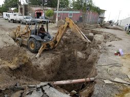 Un socavón de 70 metros de largo se abrió en el Camino Real a Colima frente a la granja Los Abuelos. S. NÚÑEZ  /