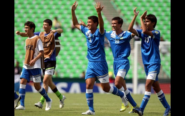 Selección de Uzbekistán, celebrando gol ante su rival, Estados Unidos en Mundial Sub-17. MEXSPORT  /