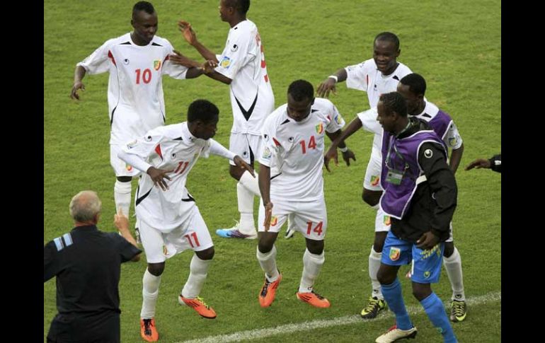 Los jugadores del Congo bailan luego de anotar el gol que les daba la clasificación. MEXSPORT  /