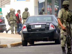 Soldados vigilan el Centro del Puerto de Veracruz tras enfrentarse ayer con un grupo de delincuentes. EL UNIVERSAL  /