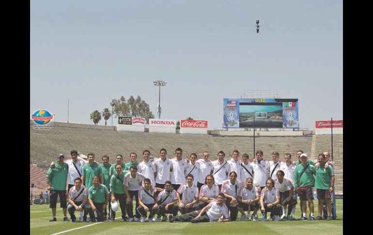 La Selección mexicana reconoció la cancha del Rose Bowl, donde se enfrenta este día a los estadounidenses. MEXSPORT  /