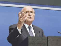 Joseph Blatter permanece en el ojo del huracán, por las declaraciones donde insinuó que había más dopados en el Tricolor. MEXSPORT  /